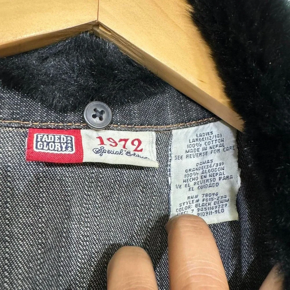 Vintage Black denim jacket with faux fur collar